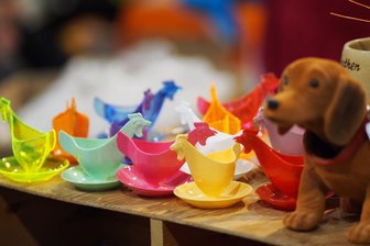Schatzsuche auf Garagenflohmarkt im Erzgebirge - Besucher können nach erhaltenen Schätzen, besonderen Vintage-Stücken und praktischen Alltagsgegenständen stöbern.