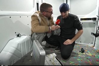 Schatzsuche bei Joko und Klaas: So freut sich Bobritzsch mit dem Gewinner - Tobias (rechts) mit Joko Winterscheidt im Inneren des Vans beim entscheidenden Moment, als der Bobritzscher das Rätsel gelöst hatte.