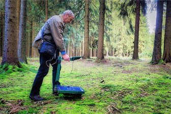 Schatzsuche im Erzgebirge: 20.000 Kisten - und keiner darf ran - Suche nach Bestätigung im Boden: Ulrich Zimm bei Georadarmessungen im Geyerschen Wald. 