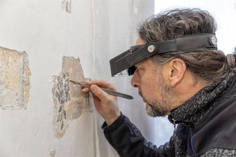 Schatzsuche im Erzgebirge: Haben Restauratoren in Elterlein Barbara Uttmanns Klöppelsäcke gefunden? - Akribisch arbeitet sich Restaurator Holger Blauhut Schicht für Schicht durch die Wandmalerei im barocken Salon des Barbara-Uttmannn-Hauses in Elterlein. Die bekannte Unternehmerin Barbara Uthmann aus dem 16. Jahrhundert wird in Elterlein von jeher Uttmann geschrieben.