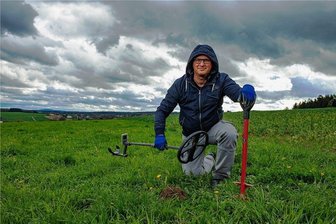Schatzsuche in Sachsen: Einfach losziehen ist illegal - Der Schneeberger Ronny Schott, unterwegs mit einem Metalldetektor und Spaten. So wie andere joggen oder wandern, sondelt der 44-Jährige, wie es in der Szene heißt. 