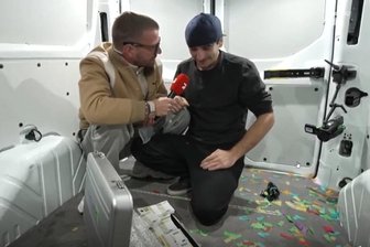 Schatzsuche von Joko und Klaas endet nahe Freiberg: Tobias gewinnt eine Million Euro und kommt bei „Late Night Berlin“ ins Plaudern - Tobias (rechts) hat eine Million Euro gewonnen, Joko Winterscheidt ist im Inneren eines Vans beim entscheidenden Moment dabei.