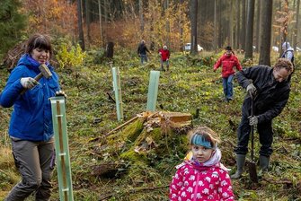 Schatzsucher verbinden bei Pflanzaktion im Vogtland Spaß mit Engagement für Natur - Unweit der Talsperre Werda haben am Samstag Norman Kreß sowie Katrin und Mirjam Ulemann aus Altenburg zusammen mit mehr als 20 Geocachern Weißtannen und Bergahorn gepflanzt.