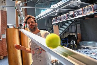 Schau an, was es alles gibt! - Im Industriemuseum werden neben den Produktentwicklungen der vergangenen 200 Jahre auch regelmäßig Designausstellungen gezeigt. Vor allem der Bauhauskünstlerin Marianne Brandt und ihrer revolutionären Gestaltungen wird gedacht. Im Jahr 2022 war beispielsweise eine Murmelbahn des Künstlers Alper Kazokoglu zu sehen.