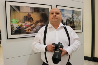 Schau im Zwickauer Rathaus: Seine Fotos verbildlichen eine unsichtbare Krankheit - Björn Frenzel hat alle Bilder der Ausstellung, auch sein eigenes, fotografiert und am Computer bearbeitet.