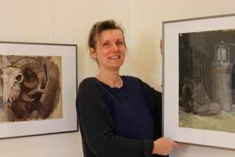 Schau in Zwickauer Galerie erinnert an legendäre Schule - Galerie-Mitarbeiterin Daniela Kolbe mit dem Bergbaustillleben von Karlheinz Walther, auf dem er 1958 seine später verschwundene Grubenlampe neben einem Schuh aus dem Schulfundus im Unterrichts gemalt hat.