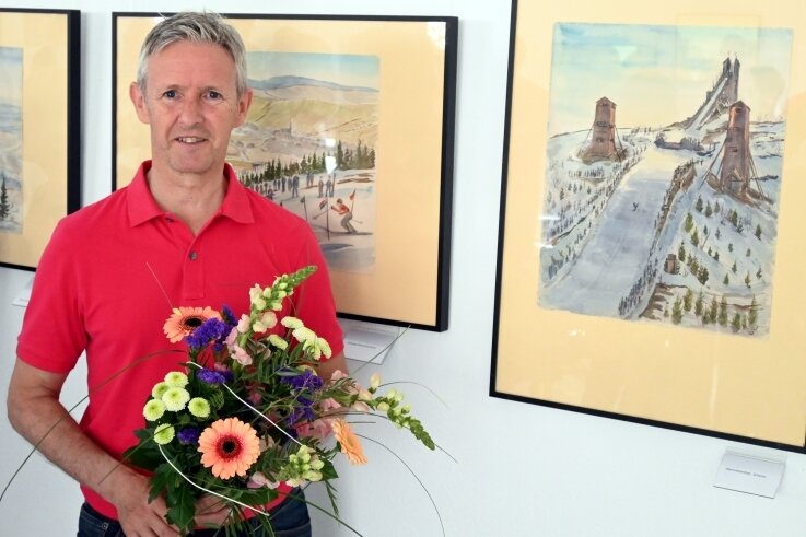 Schau ist "Malerin der Berge" gewidmet - Auch Skisprung-Legende Jens Weißflog - hier vor seinem Geschenk für die Schau, einer Darstellung der historischen Schanzentische am Fichtelberg, - war bei der Ausstellungseröffnung zugegen. 