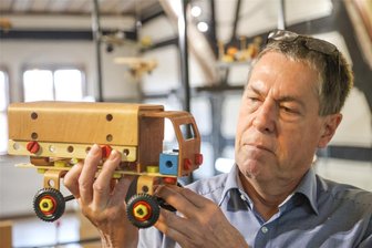 „Schau mal, den hatte ich auch“: Baukasten-Ausstellung mit Wiedererkennungseffekt in Chemnitz - Joachim Kleindienst präsentiert einen Lkw aus dem Fahrzeugbausatz von Vero. Der Chemnitzer Sammler besitzt 850 Metall- und Holzbaukästen. Rund 200 Exponate sind ab Samstag im Wasserschloß Klaffenbach zu sehen.
