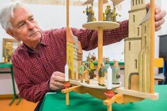 Schau schließt nach nur einem Wochenende - Rudi Pritscha mit einer selbstgeschnitzten Pyramide, die einen Stadtrundgang durch Rothenburg ob der Tauber zeigt. Das Werk gehörte zu den Exponaten der Schau im Adorfer Vereinshaus.