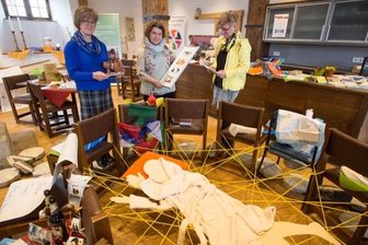 Schau soll Ängste vor dem Tod nehmen - Hildburg Hecker, Brigitta Werner und Katharina Weigelt (v. l.) verpassen der Sonderausstellung "Ich begleite dich" im Bergmagazin den letzten Schliff.