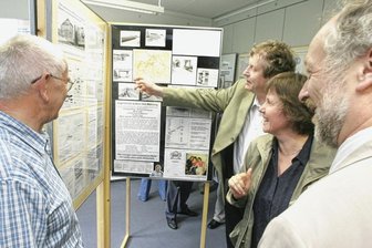 Schau um Stasi-Spitzel erneut im Fokus - Im Jahr 2008 wurde die Ausstellung in der Außenstelle der Stasi-Unterlagenbehörde in Chemnitz gezeigt - die Initiatoren Georg Effenberger, Pfarrer Edmund Käbisch, Sabine Popp und Martin Böttger (v. l.). 