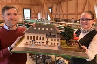Schau zeigt Kultur und Handwerk auf dem Land - Christfried Nicolaus und Joanne Flechsig mit einem Modell des ehemaligen Sächsischen Hofes, der abgebrannt ist. 