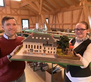 Schau zeigt Kultur und Handwerk auf dem Land - Christfried Nicolaus und Joanne Flechsig mit einem Modell des ehemaligen Sächsischen Hofes, der abgebrannt ist. 