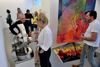 Schau zu Tucholsky-Gedicht in Zwickau endet - Großes Interesse herrschte bei der Eröffnung der Ausstellung „Demokratie. Wählen" Nicht schießen" bei den Freunden Aktueller Kunst.