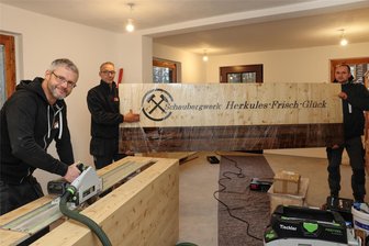 Schaubergwerk Waschleithe möbelt seinen Eingangsbereich modern auf - Jörg Bretschneider und Thomas Pötzsch von der Firma Trommler sowie Einrichtungsleiter Martin Riedel beim Montieren des neuen Empfangstresens.