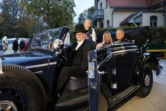 Schauen und Staunen bis Mitternacht bei der Zwickauer Museumsnacht - Joachim Blum ließ vor dem Horch-Museum Zlata, Margarita und Denis Gresmann in einem Horch, Baujahr 1940 Platz nehmen.