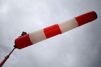 Schauer und Gewitter erwartet - wo es stürmisch wird - Die Böen auf dem Brocken und dem Fichtelberg halten auch in Nächten an. (Archivbild)