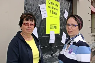 Schaufenster tragen Schwarz - Barbara Näser-Küchler (rechts) vom Optikerfachgeschäft - mit Kundin Bärbel Eibisch aus Fraureuth - gehört zu den Mitorganisatoren der Aktion in Werdau.