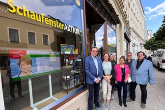 Schaufensteraktion nimmt in Reichenbach Fahrt auf - OB Henry Ruß, Anja Eilenberg, Miriam Hoffmann, Katrin Jaritz, Werner Heidemann und Uwe Schwarz (von links) am ersten Fenster der neuen Schaufensteraktion zur Belebung leerstehender Geschäfte in Reichenbach.