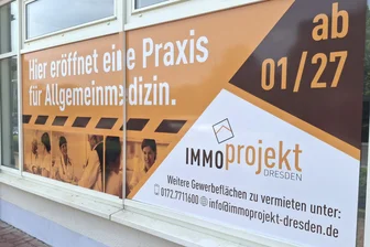 Schaufensterplakat kündigt neue Hausarztpraxis in Flöha an - Im Plaue-Center in Flöha wird die Eröffnung einer Hausarztpraxis angekündigt.