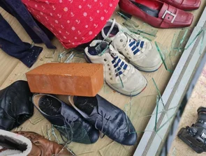 Schaufensterscheibe mit Ziegelstein eingeschlagen: Erneut Anschlag gegen Plauener Demokratie-Verein Colorido - In der Nach zu Sonnabend haben unbekannte Täter mit einem Ziegelstein eine Schaufensterscheibe am solidarischen Bring-und-Nimm-Laden des Demokratie-Vereins Colorido in Plauen eingeschlagen.