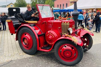 Schaulaufen auf dicken Reifen: Im Erzgebirge treffen sich die Lanz-Bulldog-Fans - Reiner Peters aus Jöhstadt tuckerte mit seinem Lanz Bulldog am Sonntag zum Treffen nach Burkhardtsdorf. Der schmucke Traktor zog die Blicke sofort auf sich.