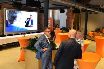 Schaulaufen im Gründerzentrum - Das Erdgeschoss der früheren Wäscherei ist Treffpunkt und bietet Raum für Veranstaltungen. Als Coworking-Space konzipiert, können hier Menschen aus unterschiedlichen Branchen an verschiedenen Projekten arbeiten.