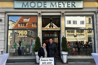Schaulaufen und Sektempfang: Zwickauer Modehaus feiert 160-jähriges Bestehen - Marcus Dehmer und Senta Zipfel vor ihrem Geschäft „Mode Meyer“.