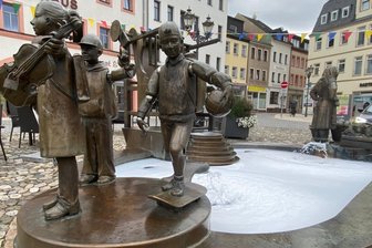 Schaum im Marktbrunnen Glauchau - Polizei ermittelt - Mit einer Schaumschicht präsentiert sich der Marktbrunnen am Dienstagmorgen.