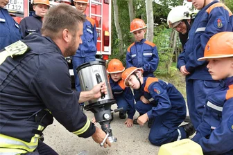 Schaum marsch! Kinder der Jugendfeuerwehr St. Michaelis meistern Übungscamp - Erlebniswochenende mit Camp in der Feuerwache: der stellvertretende Wehrleiter André Morgenstern erklärt die Technik und den Einsatz der Rettungsmittel.