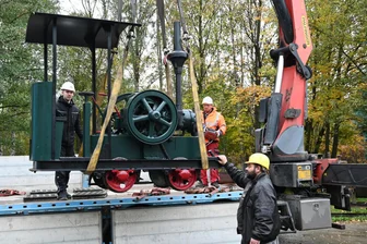 Schauplatz Eisenbahn in Chemnitz verabschiedet sich mit Rarität aus dem Jahr - Per LKW ist das Schmuckstück einer enzigartigen Lannzlok angereist. Jimmy Jonas (li.), Gerald Vogler und Benny Dütsch (unten) entladen.