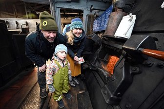 Schauplatz Eisenbahn in Hilbersdorf: Zum Saisonstart kehren 15 ehemalige Eisenbahner lebensgroß an ihren Arbeitsplatz zurück - Saisonstart im Eisenbahnmuseum Hilbersdorf und bei der Seilablaufanlage: Franz gehörte mit Monika und Urs Schleiff zu den neugierigen Besuchern. Sie schauen in die Feuerbüchse einer Dampflok.