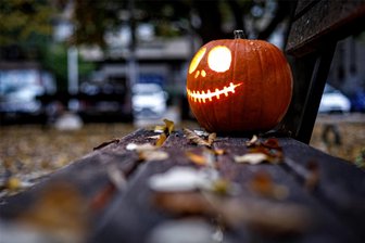 Schaurig-langes Wochenende: Halloween, Partys und Freizeit-Tipps für Chemnitz - Symbolbild geschnitzter Halloween-Kürbis