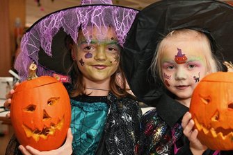 Schaurig-schöne Halloween-Feier lockt kleine Hexen und Vampire nach Chursdorf - Mario Hösel