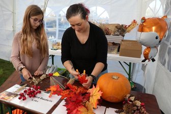 Doreen Grotzsch und Tochter Mariella (11) hatte viele Ideen für herbstliche Bastelarbeiten im Gepäck.