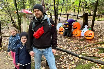 Schaurig-schöner Herbst: Das bieten die Halloween-Partys im Freizeitpark Plohn - Robert Miethe aus Weißwasser erkundete mit seinen Kindern Emilia und Moritz den Märchenwald, in dem sich in diesem Herbst allerhand aufgeblasene Geister-Figuren versteckt haben.