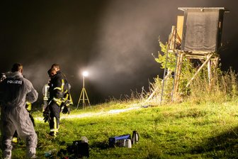 Schauriger Fund im Erzgebirge: Tote Person in Jagdkanzel entdeckt – Polizei prüft Verbindung zu Vermisstenfall - Auf einem Feld nahe Herold wurde am Samstagabend eine tote Person gefunden.