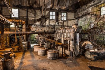 Schauschmieden, Posaunenklänge und Rentiere zum Streicheln im Erzgebirge - Im Frohnauer Hammer wird am Samstag ab 17 Uhr die Kunst des Schauschmiedens gezeigt.