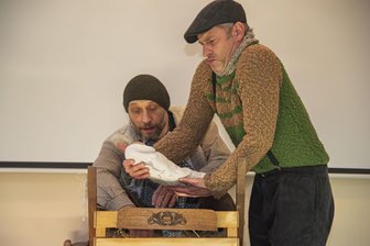 Schauspieler aus dem Vogtland erzählen die Weihnachtsgeschichte aus Sicht von „Ox und Esel“ - Rolf Bach (links) und Jens Weingart spielen die Weihnachtsgeschichte „Ox und Esel“.