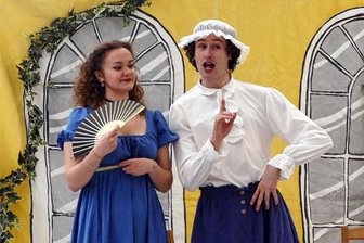 Schauspieler aus Großbritannien  sorgen in Zschopau für Unterricht besonderer Art - Mit ihrem Charme konnten Sophie Haas und Anthony Ford ihr Publikum sofort mitreißen.
