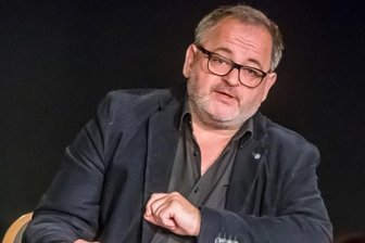 Schauspieler begeistert mit Lesung in Olbernhau - Zum Start in die neue Saison las der Schauspieler Michael Trischan im Theater Variabel "Rares für Bares". 