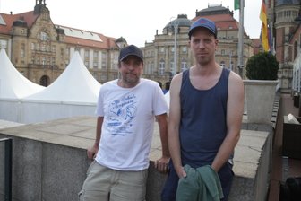 Schauspieler Bjarne Mädel bei "Tatortreiniger-Filmnacht" auf dem Chemnitzer Theaterplatz zu Gast - Schauspieler Bjarne Mädel (links im Bild) und Regisseur Arne Feldhusen auf dem Theaterplatz in Chemnitz.