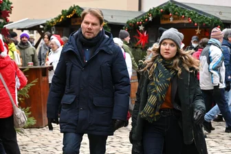 Schauspieler Kai Scheve vom "Erzgebirgskrimi" im Interview über "seinen" Kommissar - Die neue Episode des "Erzgebirgskrimis" mit dem Titel "Ein Mord zu Weihnachten" wird am 21. Dezember im ZDF ausgestrahlt. Kommissar Robert Winkler (gespielt von Kai Scheve) und seine Kollegin Karina Szabo (Lara Mandoki) bei Ermittlungen auf dem Weihnachtsmarkt.