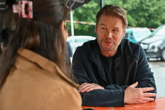 Schauspieler Kai Scheve vom Erzgebirgskrimi über seine ganz private Beziehung zu Chemnitz - Zwischen Mittagessen und nächstem Dreh spricht Schauspieler Kai Scheve darüber, dass Sachsen gerade nicht hoch im Kurs steht und es Überredungskunst braucht, Freunde nach Chemnitz zu locken. Er dagegen fühle sich hier schon ein Stück weit zu Hause.