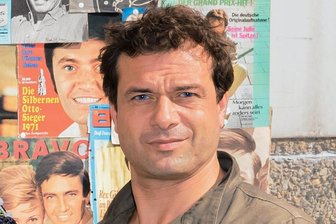 Schauspieler Kai Schumann beteiligt sich in Plauen an Menschenkette gegen Rassismus - Schauspieler Kai Schumann beteiligt sich in Plauen an einer Protestaktion gegen Rassismus.