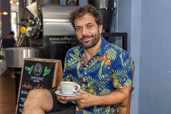 Schauspieler Kai Schumann: „Gesellschaftliche Ungerechtigkeit bringt mich auf die Palme“ - „So zwei, drei Löffel Zucker nehme ich schon.“ Auf einen Kaffee mit Kai Schumann in der „Neuen Kaffeerösterei“ in Plauen.