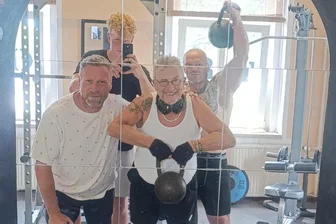 Schauspieler Martin Semmelrogge privat: So erlebte der TV-Star das Vogtland abseits der Kamera - TV-Star Martin Semmelrogge (Mitte) stemmte mit Frank Ackermann, Abteilungsleiter Kraftsport des SSV Bad Brambach (links), und den Vereins-Wettkämpfern Benny Loos (hinten links) und Thomas Markewitz Gewichte.