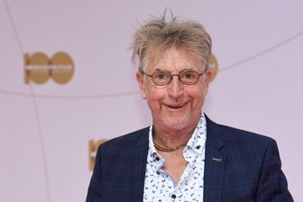 Schauspieler Martin Semmelrogge sendet Videobotschaft von Mallorca ins Vogtland: „Ick bin da was am planen dran“ - Schauspieler Martin Semmelrogge übernimmt in der Coronasatire die Rolle eines Apothekers.