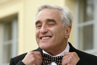 Schauspieler Michael Degen: Vom Verfolgten zum Publikumsliebling - Der Schauspieler Michael Degen rückt sich während eines Set-Termins zur Komödie "Die Hochzeit meiner Mutter" im Schlosspark die Fliege zurecht. Degen ist tot. Er starb am 9. April 2022 in Hamburg im Alter von 90 Jahren, wie der Rowohlt-Verlag am Dienstag mitteilte.