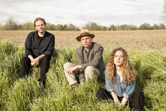 Schauspieler Robert Stadlober gastiert mit Stefan-Heym-Gedichten in Chemnitz - Daniel Moheit, Robert Stadlober und Klara Moheit (von links) sind am Sonntag mit ihrem Stefan Heym-Programm „Vom Aufstoßen der Fenster“ im Theater „Komplex“ zu Gast.